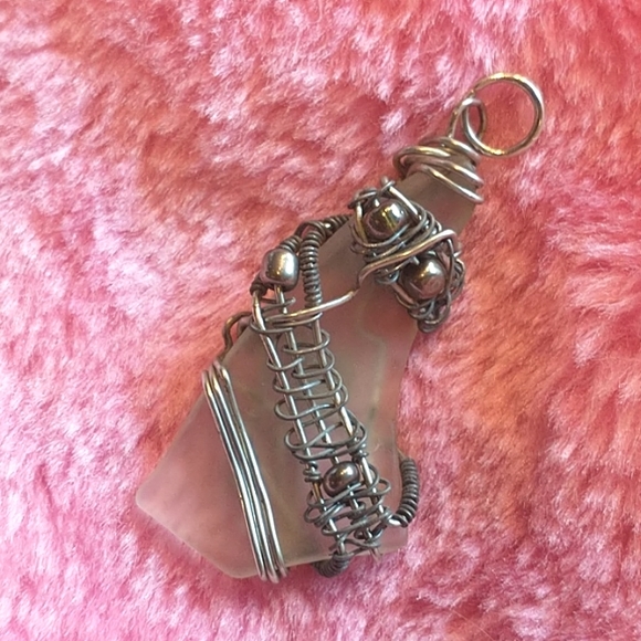 NWT Gorgeous Wire Wrapped Beach Glass Pendant - Picture 2 of 4